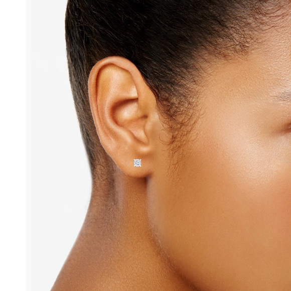 TruMiracle
Signature Diamond Stud Earrings - Picture 3 of 6